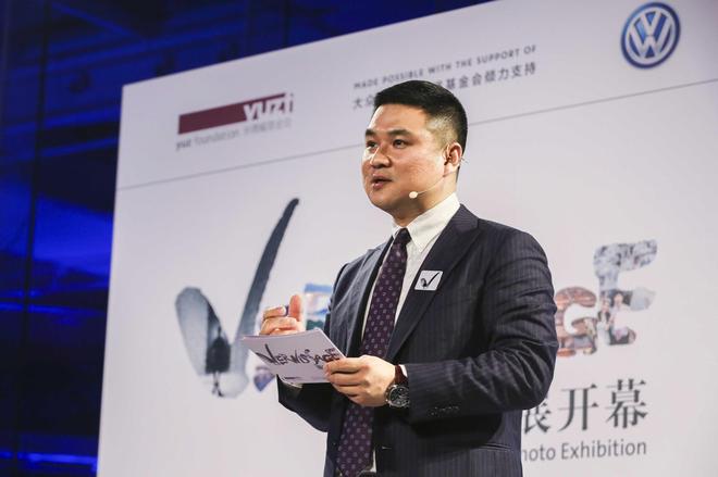 2. 大众汽车集团(中国)大中华及东盟地区首席营销官胡波先生为雨屋摄影展开幕致辞