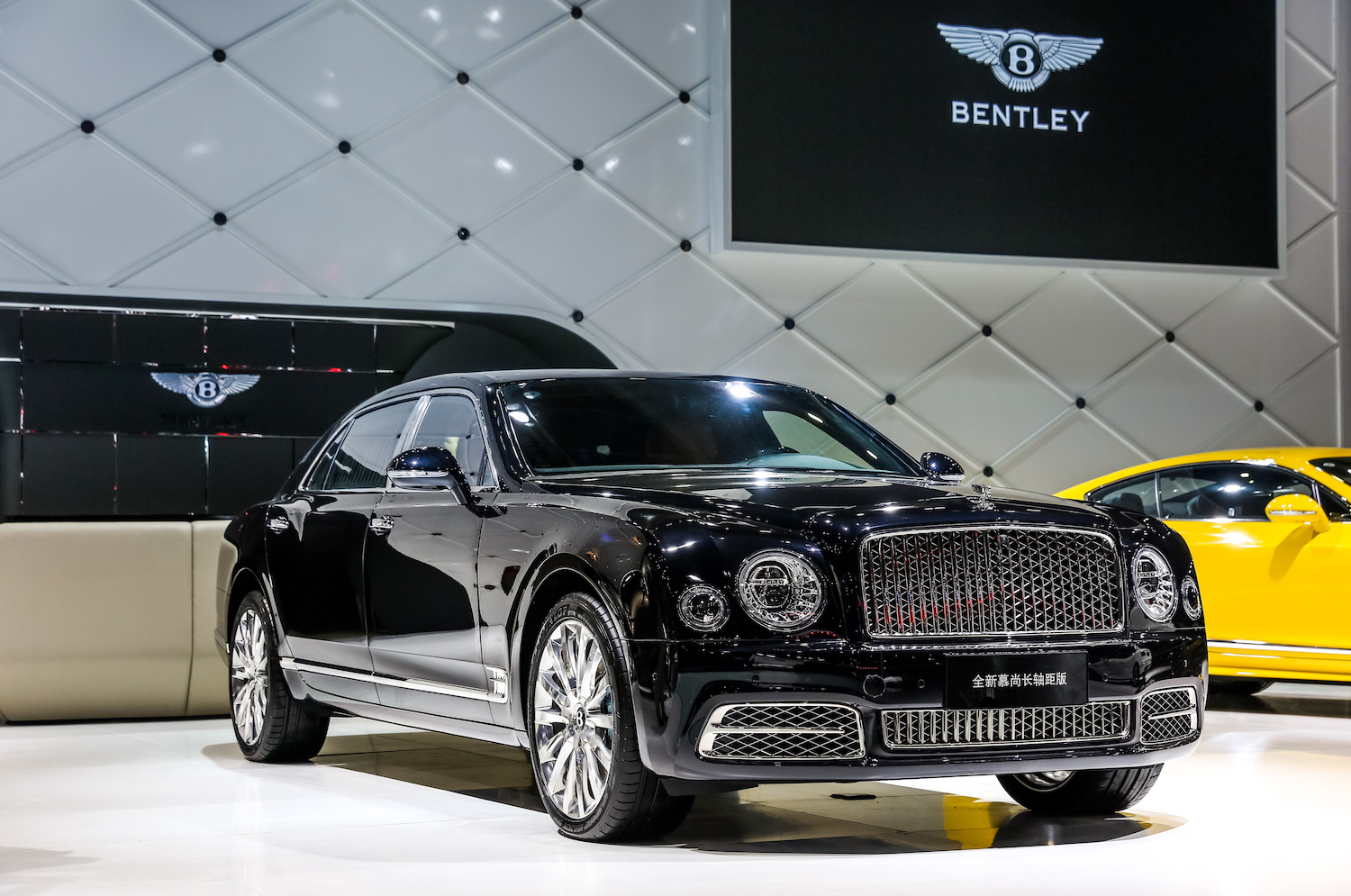 宾利全系阵容登陆2017深港澳国际车展 飞驰v8 s mulliner特别版优