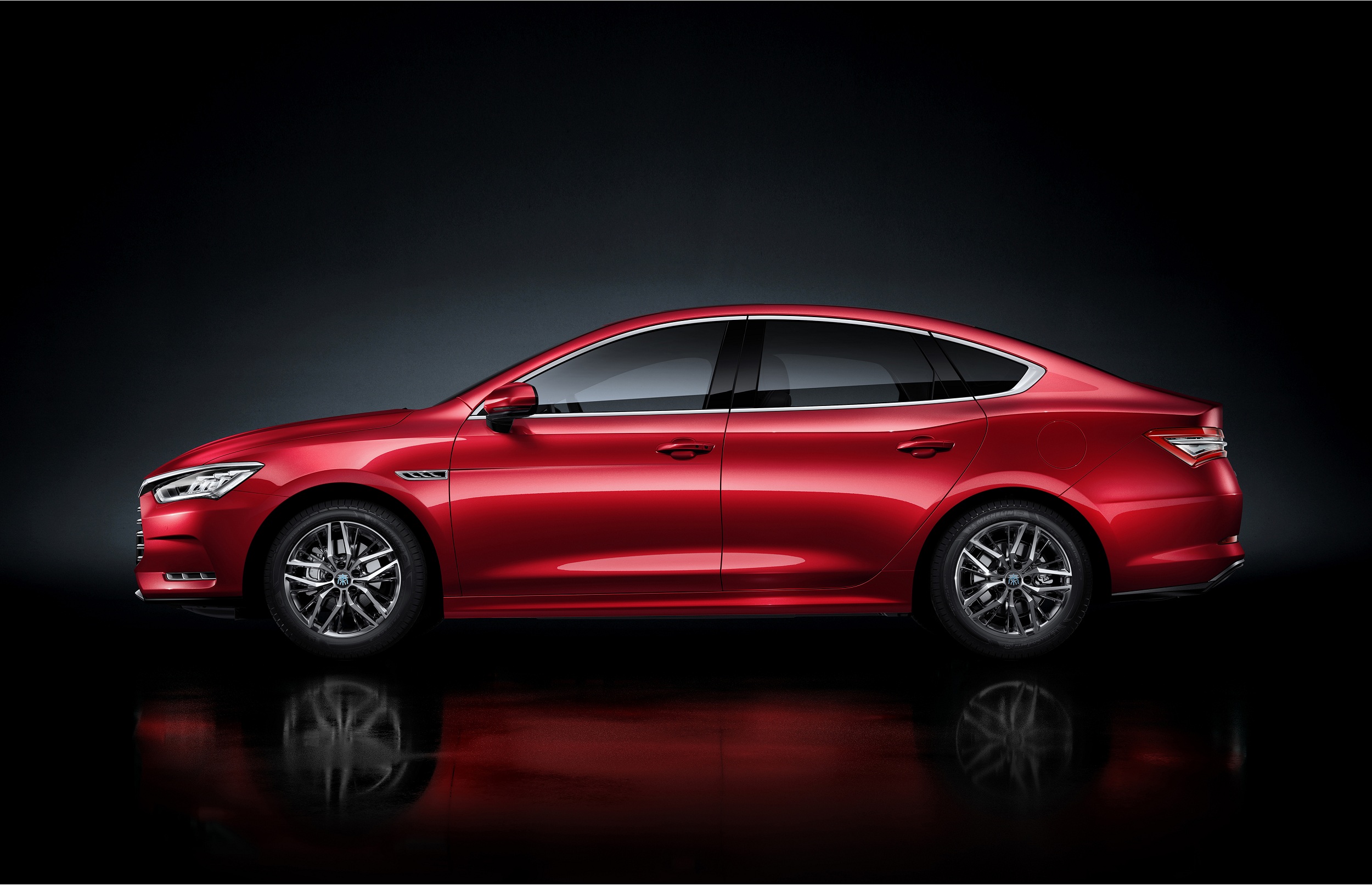 首页 新闻资讯 剑指中级轿车市场 比亚迪秦pro全球首发