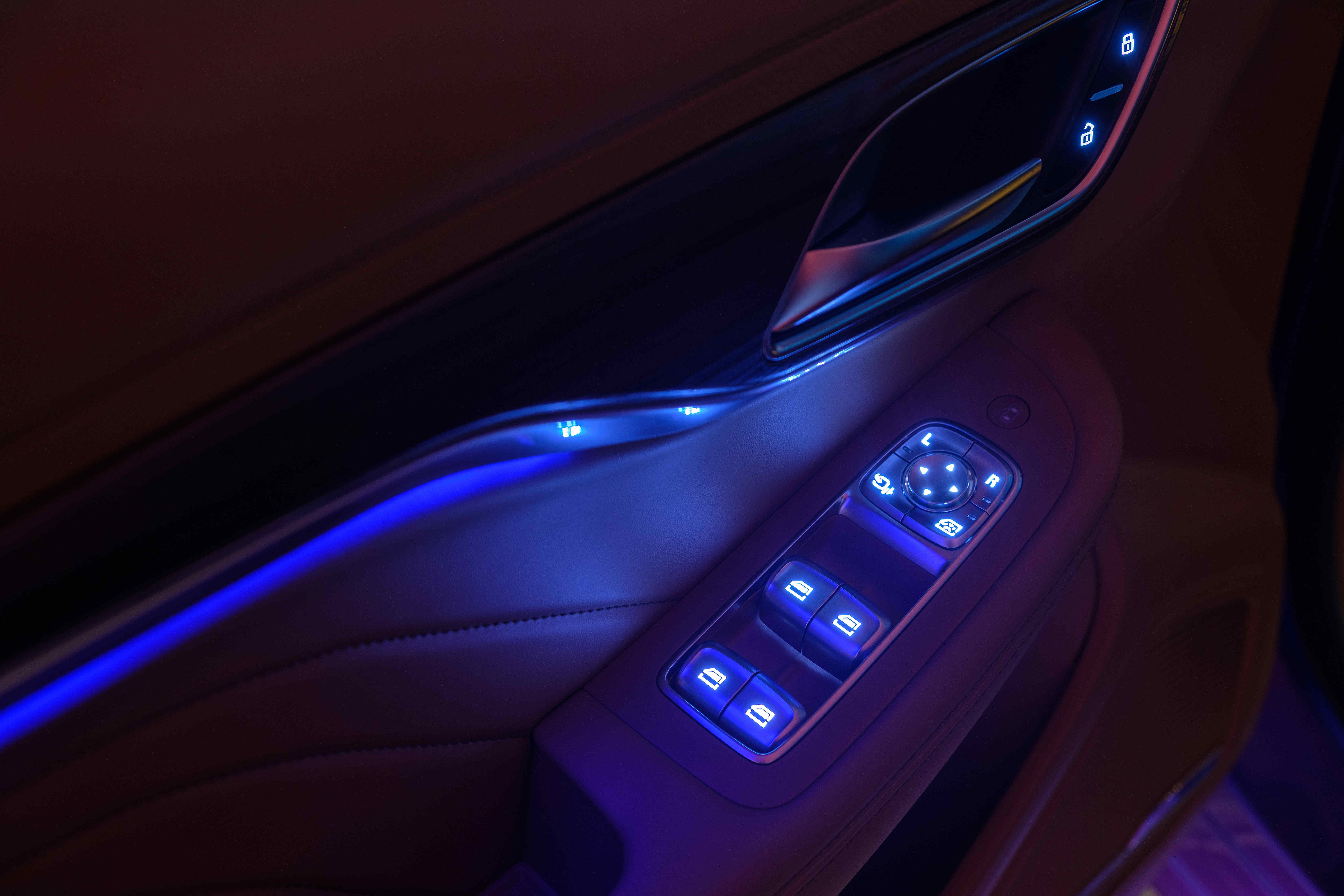 国内首次搭载64色智能光效氛围灯荣威光之翼marvelx呈现光影盛宴